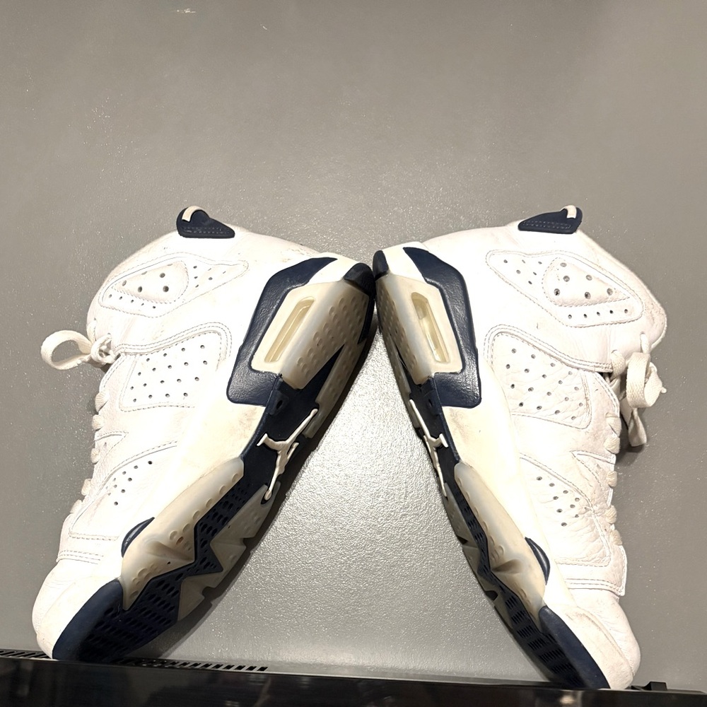 WOMENS WHITE AIR JORDANS LIKE NEW SIZE 6.5
